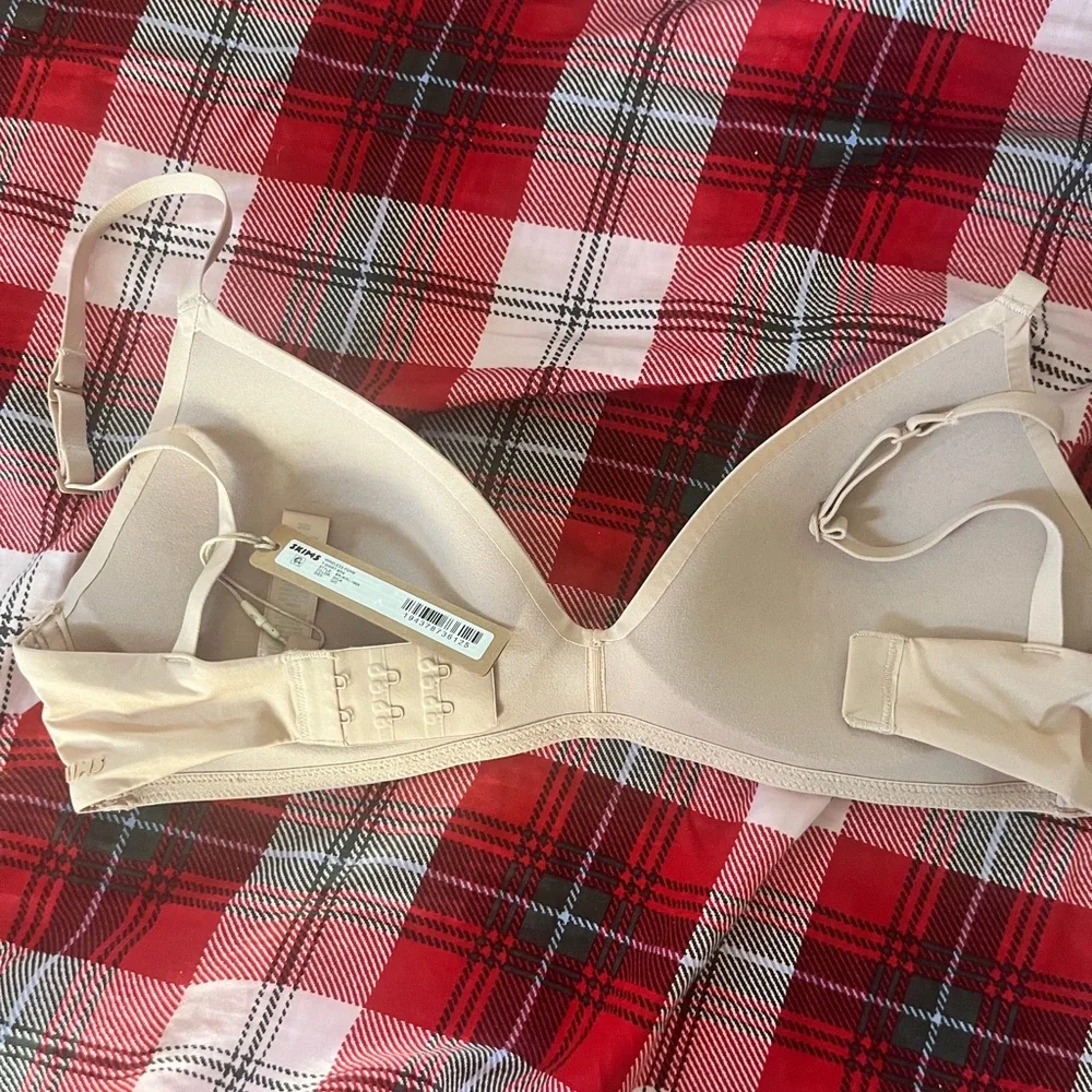 SKIMS Wireless Bra NWT 32C color mica - Picture 3 of 4